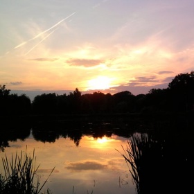 Zach&oacute;d słońca przy ul. Łąkowej...