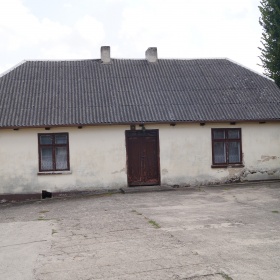 Dzierzbin budynek przy kościel...