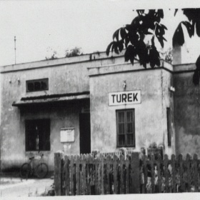 1983 Turek - budynek stacji wą...